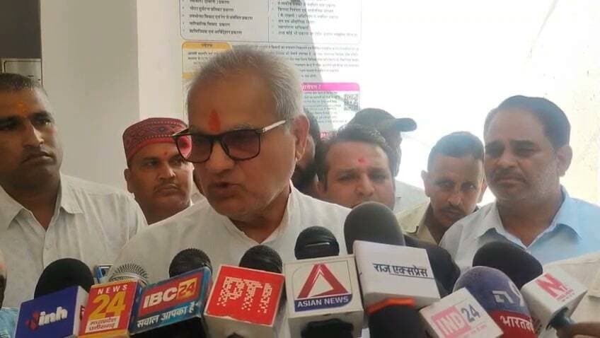पुराने बस स्टैंड को बंद करने के विरोध में पैदल मार्च, 200 व्यापारियों की आजीविका प्रभावित होने की आशंका,जिला प्रशासन का मिला आश्वासन
पूर्व विधायक पंडित केदारनाथ शुक्ला के नेतृत्व में कलेक्ट्रेट पहुंचे प्रदर्शनकारी, नगर पालिका परिषद सीधी के अध्यक्ष काजल वर्मा सहित जिला कलेक्टर विकास मिश्रा को सौंपा आवेदन; बस स्टैंड की व्यवस्था तत्काल बहाल करने की मांग,
सीधी। पुराने बस स्टैंड को बंद किए जाने के विरोध में शुक्रवार को पूर्व विधायक पंडित केदारनाथ शुक्ला के नेतृत्व में सैकड़ों लोगों ने पैदल मार्च निकाला। प्रदर्शनकारियों ने कलेक्ट्रेट पहुंचकर कलेक्टर विकास मिश्रा को आवेदन सौंपा और पुराने बस स्टैंड की व्यवस्था तत्काल बहाल करने की मांग की। प्रदर्शनकारियों का कहना है कि बस स्टैंड बंद होने से स्थानीय व्यापारियों की आजीविका और यात्रियों की सुविधाओं पर प्रतिकूल असर पड़ सकता है।
जाम से राहत के लिए बंद किया गया बस स्टैंड
प्रशासन के अनुसार, शहर के बीच स्थित पुराने बस स्टैंड को यातायात व्यवस्था सुधारने और जाम की समस्या दूर करने के उद्देश्य से बंद किया गया है। यहां बसों के संचालन के कारण अक्सर जाम लगता था, जिससे आम लोगों को आवागमन में परेशानी होती थी। नए अंतरराज्यीय बस स्टैंड के निर्माण के बाद बसों का संचालन वहीं से करने की योजना है।
वैकल्पिक व्यवस्था पहले करने की मांग
स्थानीय लोगों और जनप्रतिनिधियों का कहना है कि पुराने बस स्टैंड को बंद करने से पहले यात्रियों तथा प्रभावित व्यापारियों के लिए वैकल्पिक व्यवस्था सुनिश्चित की जानी चाहिए थी। उनका तर्क है कि बिना पर्याप्त इंतजाम किए बस स्टैंड बंद करने से आम नागरिकों को असुविधा हो सकती है।
200 लोगों की आजीविका पर असर की आशंका
प्रदर्शनकारियों के मुताबिक, पुराने बस स्टैंड के आसपास करीब 200 लोगों की आजीविका जुड़ी हुई है। बस स्टैंड बंद होने से दुकानदारों, छोटे कारोबारियों और अन्य लोगों के रोजगार पर असर पड़ने की आशंका है। लोगों ने प्रशासन से मांग की कि विकास कार्यों और यातायात सुधार के साथ-साथ छोटे व्यापारियों के हितों का भी ध्यान रखा जाए।
यात्रियों की सुविधा का भी उठाया मुद्दा
प्रदर्शनकारियों ने कहा कि सीधी शहर से बहरी, बड़वास और सिंगरौली की ओर जाने वाले यात्रियों के लिए पुराना बस स्टैंड सुविधाजनक स्थान रहा है। शहर के बीच स्थित होने के कारण यहां से बड़ी संख्या में यात्री बसों में सवार होते थे। ऐसे में बस स्टैंड बंद होने से यात्रियों को परेशानी का सामना करना पड़ सकता है।
प्रशासन अधिकारियों के साथ करेगा बैठक
पूर्व विधायक पंडित केदारनाथ शुक्ला ने कलेक्टर से मुलाकात के दौरान शहर की यातायात व्यवस्था और आम नागरिकों की सुविधाओं से जुड़े मुद्दे रखे। कलेक्टर विकास मिश्रा के अनुसार, पुराने बस स्टैंड को बंद करने का निर्णय यातायात व्यवस्था सुधारने और जाम की समस्या दूर करने के उद्देश्य से लिया गया था।
उन्होंने बताया कि विरोध कर रहे लोगों की बातों को ध्यान में रखते हुए नगर पालिका, यातायात और राजस्व विभाग के अधिकारियों के साथ बैठक की जाएगी। बैठक में सभी पहलुओं पर विचार कर उचित निर्णय लेने की बात कही गई है।
अब लोगों की नजर प्रशासन की प्रस्तावित बैठक और उसमें लिए जाने वाले निर्णय पर टिकी है। स्थानीय लोगों को उम्मीद है कि यातायात व्यवस्था में सुधार के साथ यात्रियों की सुविधा और छोटे व्यापारियों की आजीविका का भी समाधान निकाला जाएगा।
प्राइड इंडिया न्यूज़ तलाश न्यूज सीधी CM Madhya Pradesh IG REWA Kedarnath Shukla GuruDatt Sharan Shukla Sanjay Soni Sidhi Ambuj Singh Chauhan BaBa Gautam