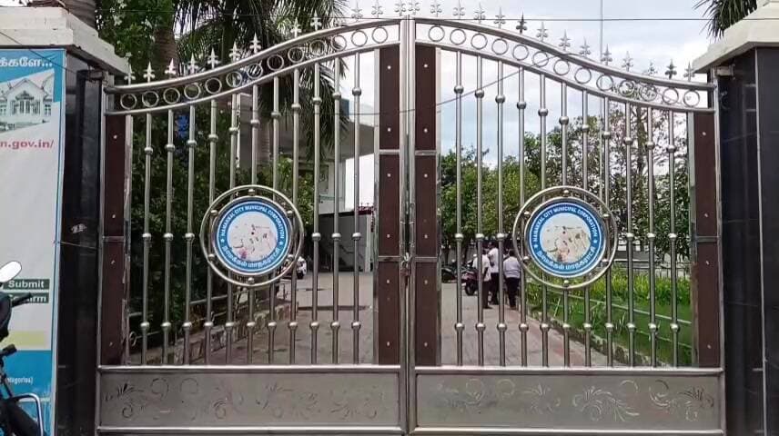 நாமக்கல்: நாமக்கல் மாநகராட்சி அலுவலகத்தில் லஞ்ச ஒழிப்பு போலீசார் அதிரடி சோதனை!