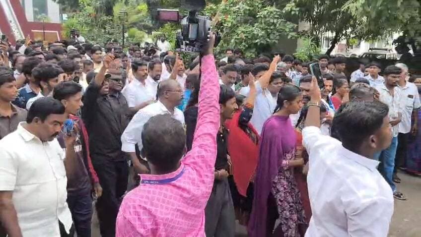 கோவை வடக்கு: கோவை மாணவன் அகிலன் தற்கொலை: ஆட்சியர் அலுவலகத்தில் 14 கட்சிகள் குவிப்பு!