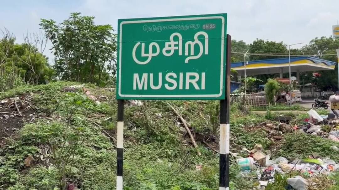 முசிறி: முசிறி மேட்டு வாய்க்கால் தூர்வாரும் பணி தீவிரம்: எம்எல்ஏ விக்னேஷ் ஆய்வு