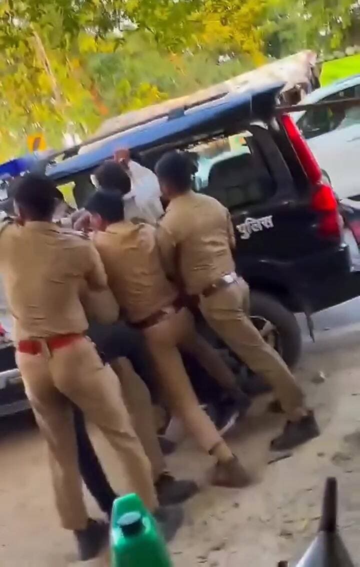 बलिया: बलिया के जानुआन चट्टी में पुलिस और युवकों के बीच मारपीट का वायरल वीडियो