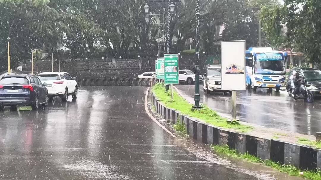 கொடைக்கானல்: கனமழையால் நிரம்பிய நட்சத்திர ஏரி - தண்ணீர் வெளியேறத் தொடக்கம்!