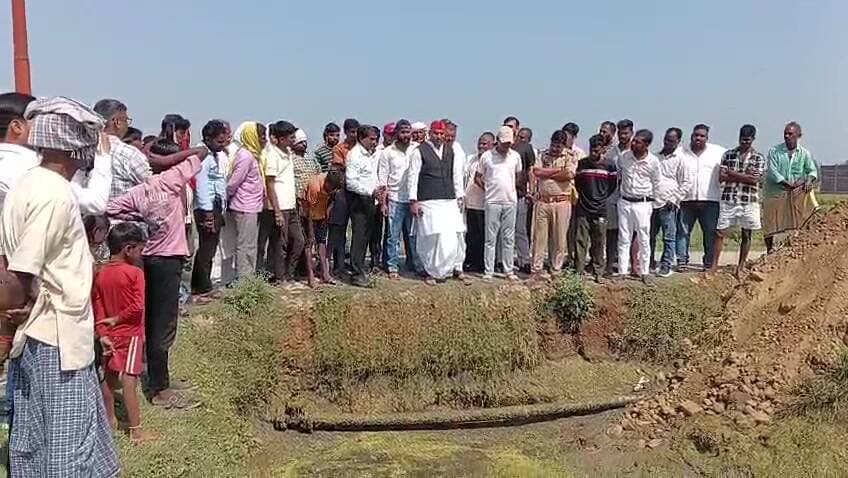 चंदौली: चंदौली के बरठी में रेलवे ओवरब्रिज सड़क में धंसी जमीन, पूर्व विधायक ने भ्रष्टाचार का लगाया आरोप
