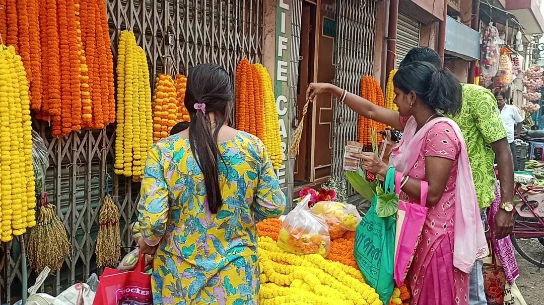 চুঁচুড়া-মগরা: কোজাগরি লক্ষীপুজোকে সামনে রেখে ত্রিবেণী বাজারে পদ্ম ও গাঁদা ফুলের দাম বাড়লো