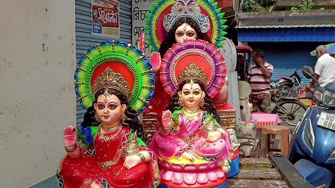 চুঁচুড়া-মগরা: কোজাগরী লক্ষ্মীপুজোর আগে হুগলিতে লক্ষ্মী ঠাকুরের দাম বেড়েছে তুঙ্গে