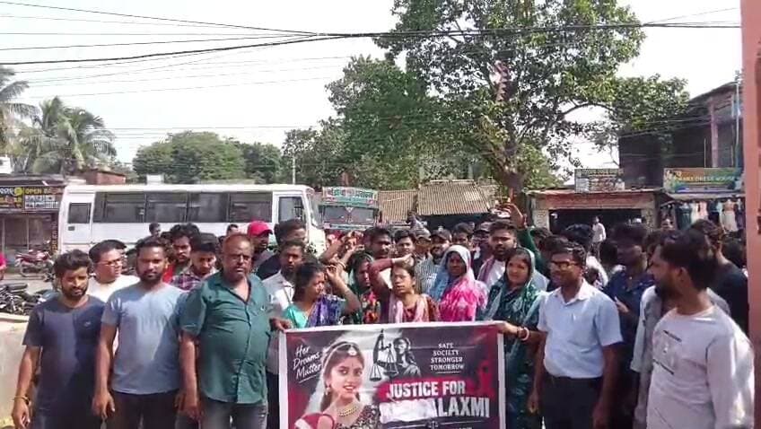 ଜଳେଶ୍ବର: ଜଳେଶ୍ୱର ଥାନା ଆଗରେ ଗ୍ରାମବାସୀଙ୍କ ବିକ୍ଷୋଭ, ପୀଡ଼ିତାଙ୍କ ପାଇଁ ନ୍ୟାୟ ଦାବି