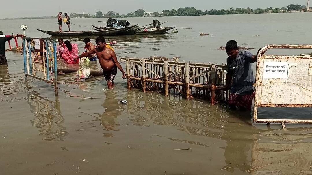 চুঁচুড়া-মগরা: তৃণমূল ঘাট থেকে কাঠামো কুমোরটুলিতে যাচ্ছে, তৈরি হবে নতুন প্রতিমা