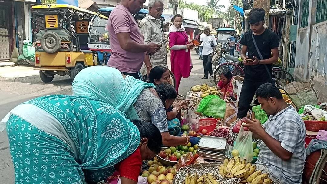 চুঁচুড়া-মগরা: কোজাগরী লক্ষী পূজোর আগে ত্রিবেণী বাজারে ফলের দামভারলো বেশি