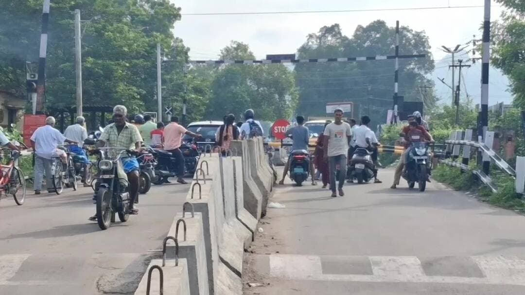 வேலூர்: வேலூரில் ரெயில்வே கேட் உடைப்பு: அரை மணி நேரம் போக்குவரத்து பாதிப்பு