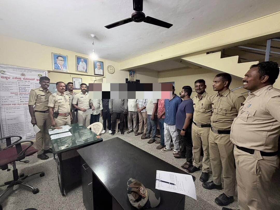 ರಾಮನಗರ: ಸಾರ್ವಜನಿಕ ಸ್ಥಳಗಳಲ್ಲಿ ಅಡ್ಡಿ ಮಾಡುತ್ತಿದ್ದವರ ಮೇಲೆ ಪೊಲೀಸರ ಸಮರ