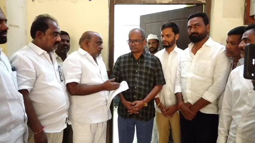 అదిలాబాద్ అర్బన్: ఆదిలాబాద్: పంటల సాగుపై రైతుల ఆందోళన - కలెక్టరేట్ ఎదుట వినతి