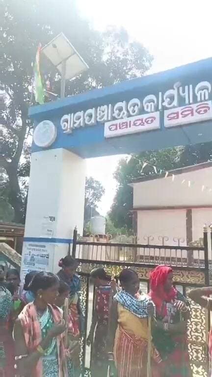 ଜୟପୁର: ଆମ୍ବାଗୁଡ଼ା ପଞ୍ଚାୟତରେ ମଦ ବିରୋଧୀ ଆନ୍ଦୋଳନ, ଧାରଣାରେ ବସିଲେ ଶତାଧିକ ମହିଳା