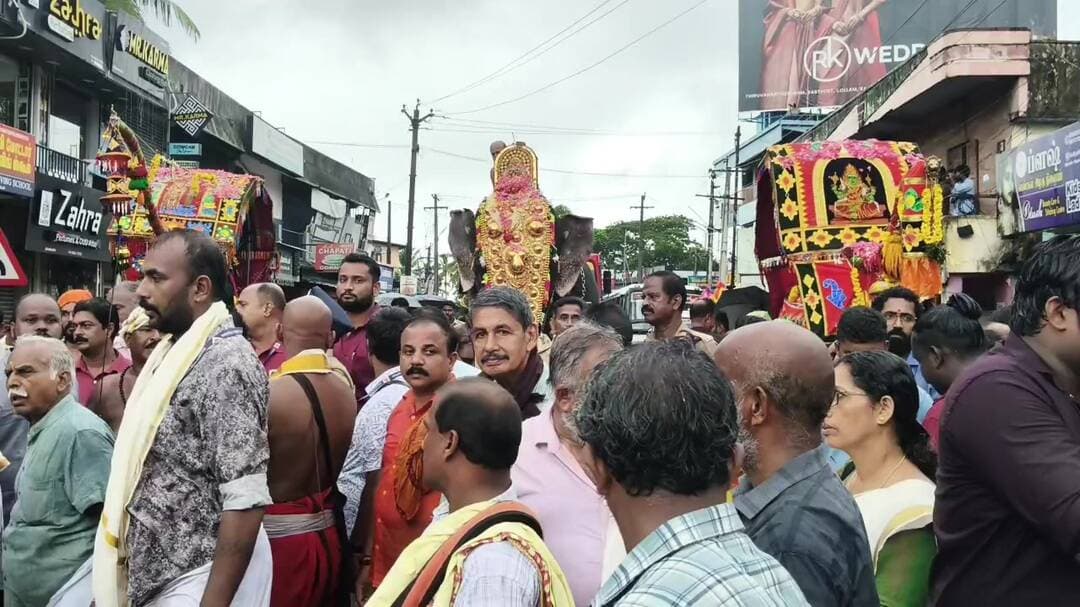 விளவங்கோடு: கேரளா நவராத்திரி பூஜை நிறைவு: குமரி திரும்பிய சாமி சிலைகளுக்கு உற்சாக வரவேற்பு