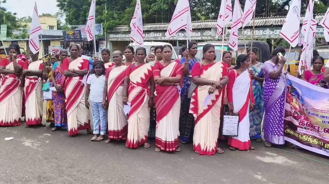 நாகப்பட்டினம்: நாகையில் ஜனநாயக மாதர் சங்கம் கண்டன ஆர்ப்பாட்டம்: தீபாவளிக்கு மலிவு விலை பொருட்கள் கோரிக்கை!