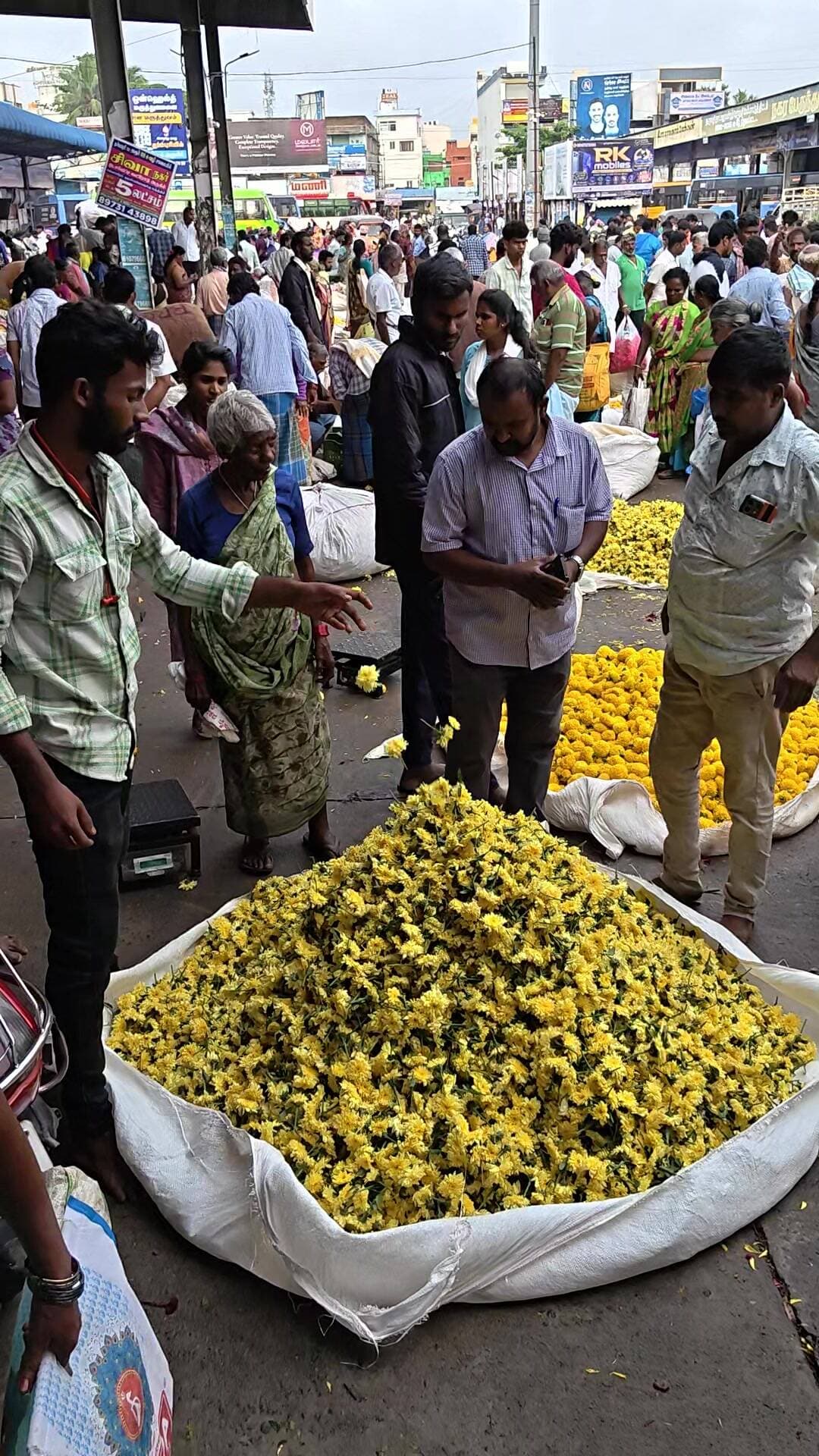 தருமபுரி: தர்மபுரி பூ மார்க்கெட் நிலவரம்: பூக்களின் இன்றைய விலை பட்டியல் இதோ!