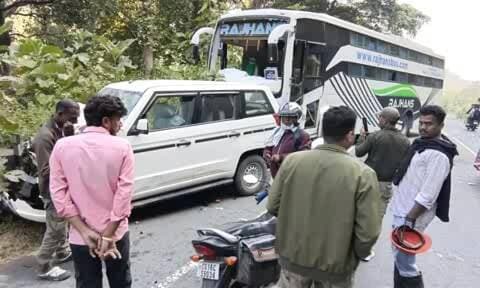 बैकुंठपुर: कोरिया के नगर जंगल में बस-गाड़ी टक्कर, महिला की मौत और 9 घायल