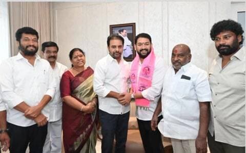 అదిలాబాద్ అర్బన్: ఆదిలాబాద్ కాంగ్రెస్కు షాక్: బీఆర్ఎస్లో చేరిన మాజీ ఎన్ఎస్ యూఐ అధ్యక్షుడు భార్గవ్ దేశ్పాండే