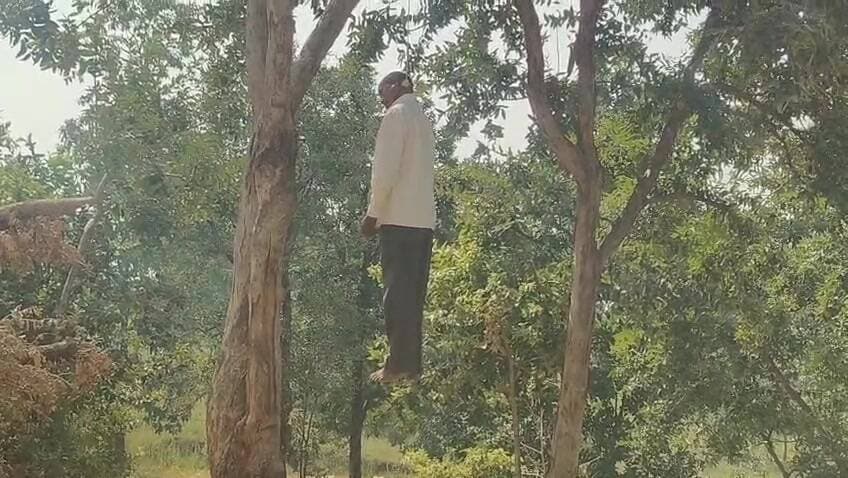 बैकुंठपुर: बैकुंठपुर के डुभापानी जंगल में 45 वर्षीय युवक जोखन सिंह का शव पेड़ से लटका मिला