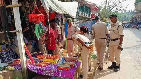 বিশালগড়: লক্ষ্মী পূর্ণিমায় বিশালগড়ে পুলিশের শব্দবাজি বিরোধী অভিযান, বিক্রেতারা বেজায় আতঙ্কিত