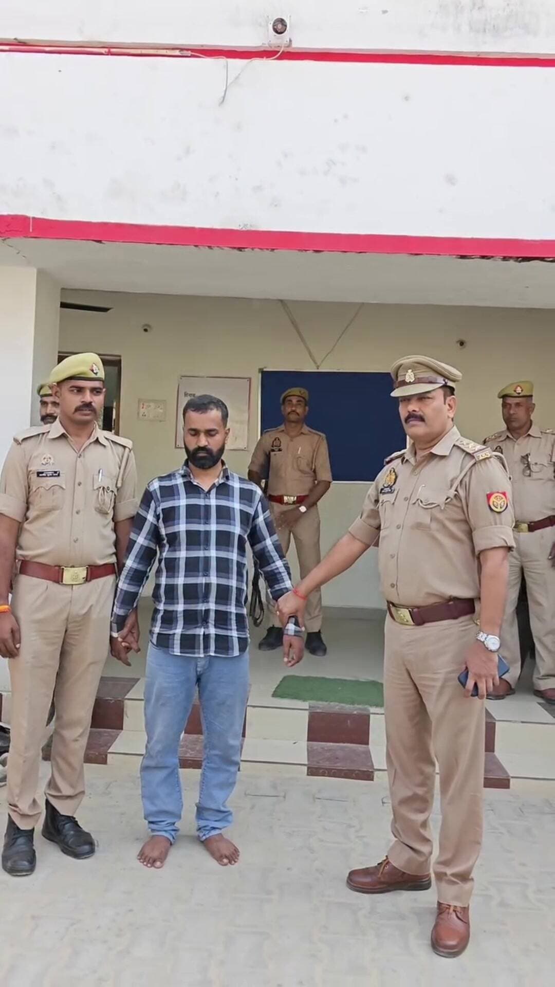 मऊ: मऊ में फरार हत्या के आरोपी ने खुद को मृत साबित करने के लिए फर्जी दस्तावेज बनवाए, गिरफ्तार