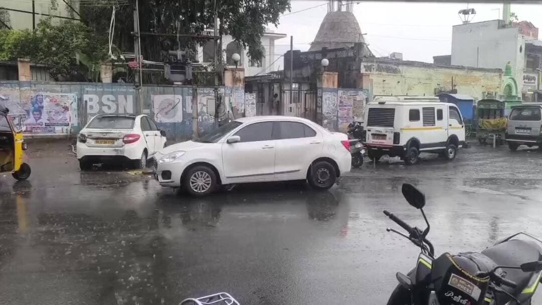 தேனி: தேனியில் கனமழை: பெரியகுளம் மற்றும் சுற்றுவட்டாரப் பகுதிகளில் ஆரஞ்சு அலர்ட் எதிரொலி