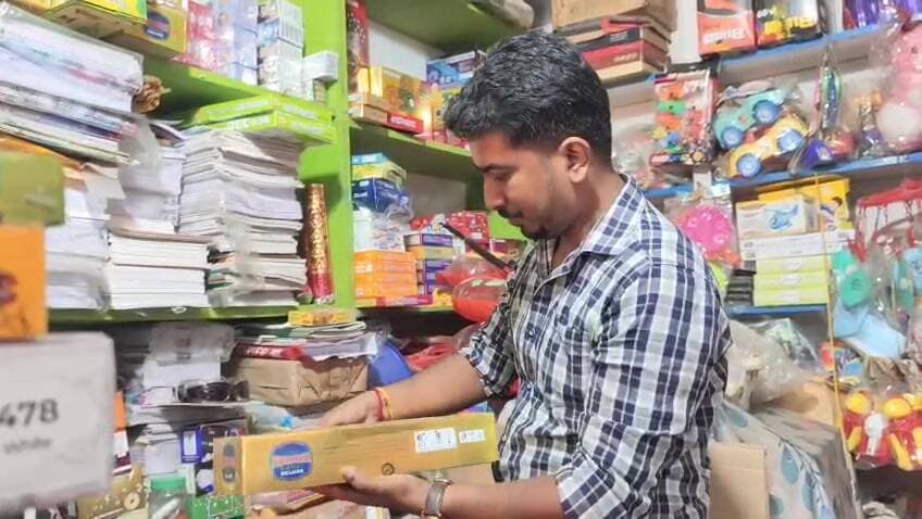 মোহনপুর: শহরের বাজারে ৫০ কেজির বেশি শব্দ বাজি উদ্ধার, অভিযান অব্যাহত থাকবে