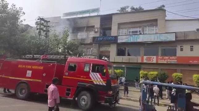 रोहिणी: रोहिणी सेक्टर-11 में ब्लू डार्ट ऑफिस में भीषण आग, कोई हताहत नहीं
