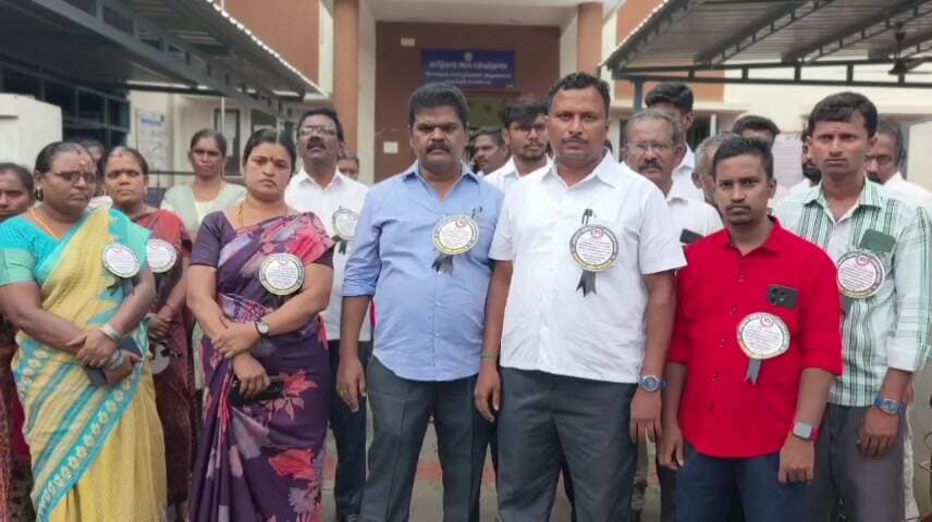 ராசிபுரம்: ராசிபுரத்தில் பத்திர எழுத்தாளர்கள் போராட்டம்: புதிய நடைமுறைகளால் மக்கள் அவதி!