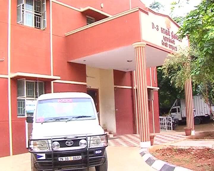 சேலம்: கார் மோதி லாரி சக்கரத்தில் சிக்கி போலீஸ் ஏட்டு பரிதாப பலி