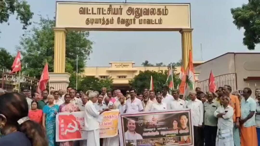 குடியாத்தம்: குடியாத்தம் வட்டாட்சியர் அலுவலகத்தில் கைத்தறி நெசவாளர்கள் தர்ணா