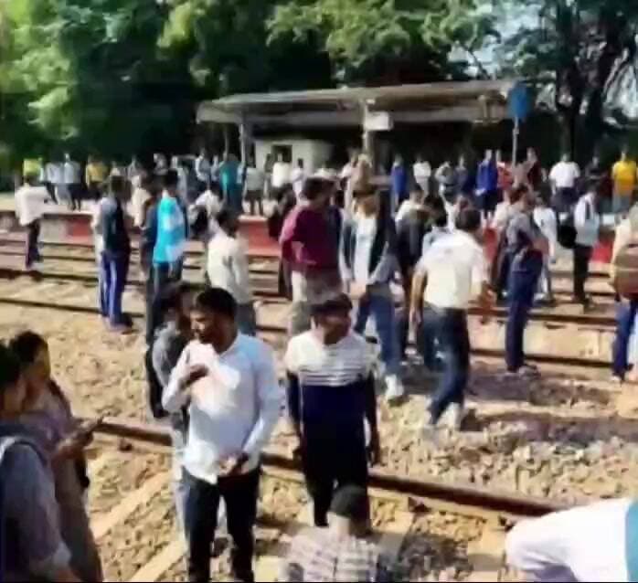 नरेला: नरेला होलंबी कला स्टेशन पर यात्रियों ने ट्रैक जाम कर रेलवे यातायात ठप्प किया