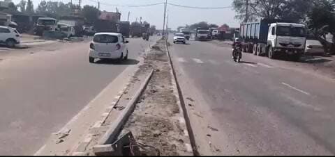 चरखी दादरी: राष्ट्रीय राजमार्ग-148बी पर छह महीने से सड़क सुरक्षा व्यवस्था बदहाल