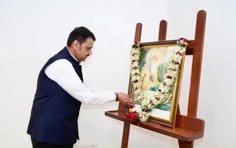 कुर्ला: मुख्यमंत्री फडणवीस यांनी महर्षी वाल्मिकी यांच्या जयंतीस पुष्पांजली अर्पण केली