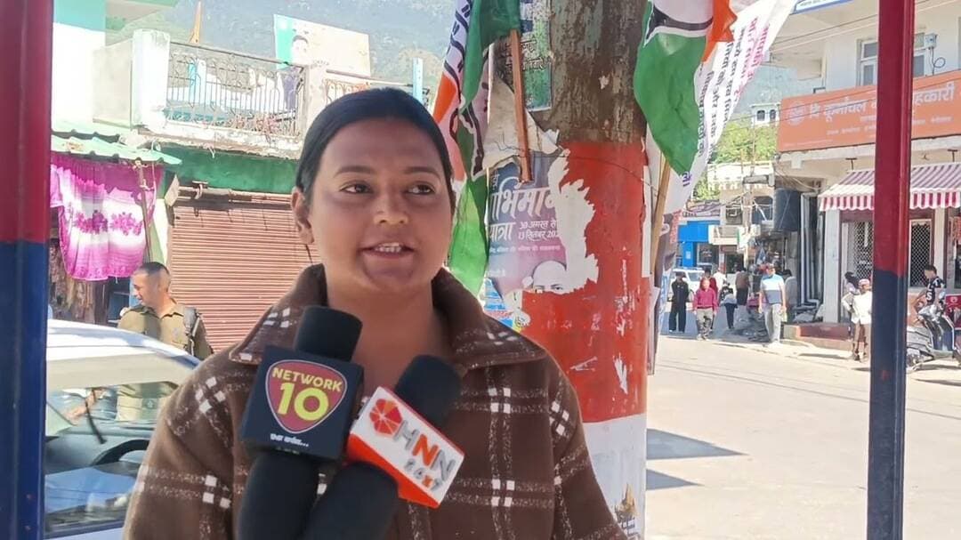 ज्ञापन देने का ऐसा तरीका निकाला ब्लाक प्रमुख डॉ आरती किरौला ने।सभी विधायकों को दिया ज्ञापन।