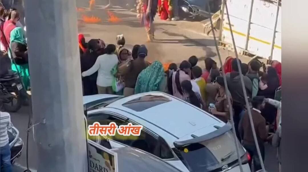 पौड़ी: वाल्मीकि जयंती झांकी में लगी आग, बच्ची व महिला झुलसी, जिला अस्पताल में भर्ती