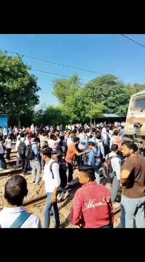 नरेला: नरेला होलंबी कला स्टेशन पर यात्रियों ने ट्रैक जाम किया