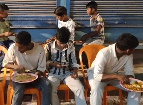 बेल्थरा रोड: बेल्थरा रोड में दुर्गा पूजा पंडालों में भंडारे का आयोजन, हजारों श्रद्धालुओं ने लिया प्रसाद