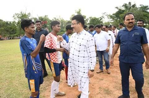ମୋରଡା: ଡେଙ୍ଗାନାଳିଆ ଫୁଟବଲ୍ ଟୁର୍ଣ୍ଣାମେଣ୍ଟରେ ଯୋଗ ଦେଲେ ମନ୍ତ୍ରୀ କୃଷ୍ଣଚନ୍ଦ୍ର ମହାପାତ୍ର