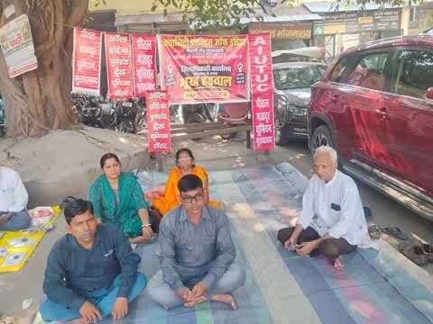 मुरादाबाद: मुरादाबाद में पीतल मजदूरों की भूख हड़ताल, कंपनी से निकाले मजदूर की मौत