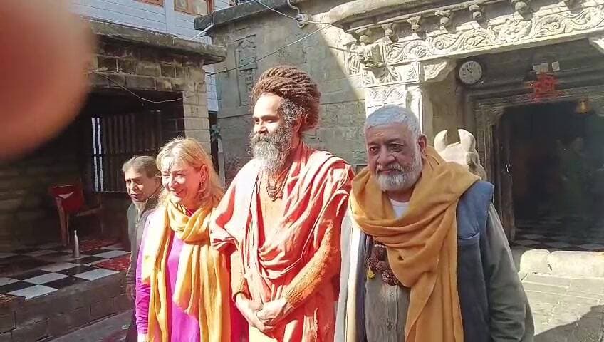 मंडी: मंडी के प्राचीन बाबा भूतनाथ महादेव मंदिर में विदेशी प्रतिनिधि ने लिया आशीर्वाद