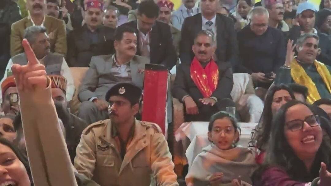 कुल्लू दशहरा उत्सव सांस्कृतिक संध्या में पंजाबी गायक स्तिंदर सरताज ने मचाया धमाल #viral #punjabisong