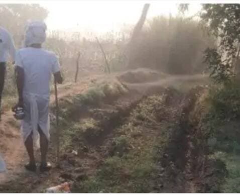 बैरिया: बैरिया में खराब सड़क से स्कूली बच्चे और बुजुर्ग परेशान