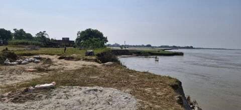 बलिया: महाराजपुर में सरयू नदी की कटान से खेतों को भारी खतरा