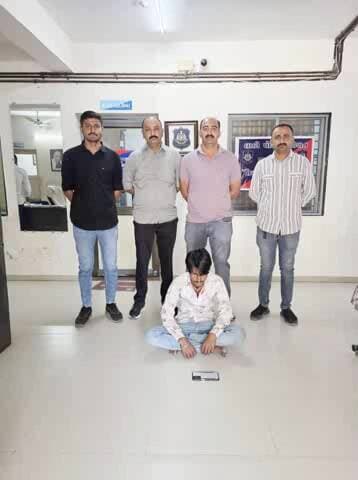 લાઠી: લાઠીમાં 2 વર્ષ જૂની મોબાઈલ ચોરીનો ભેદ ઉકેલાયો, આરોપી ઝડપાયો