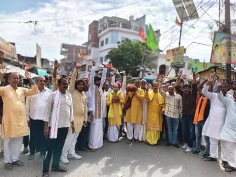 बलिया: गड़वार में 54 कुंडीय हरिहरात्मक महायज्ञ शुरू, भव्य कलश यात्रा निकली