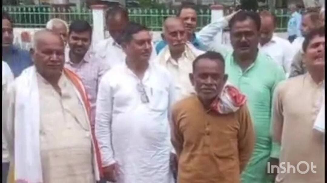 बलिया: उत्तर प्रदेश सहकारी समिति कर्मचारियों ने किया प्रदर्शन, 1 नवंबर से कार्य बंद की चेतावनी