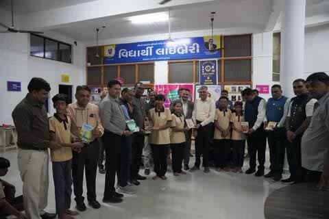 અમરેલી શહેર: અમરેલી ગજેરા કેમ્પસને મળ્યા 500 પુસ્તકો, લાયન્સ ક્લબની ઉમદા પહેલ