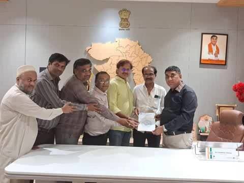 લાઠી: લાઠીમાં પરચૂરણની અછતને લઈ વેપારીઓની ધારાસભ્ય જનકભાઈ તળાવીયાને રજૂઆત