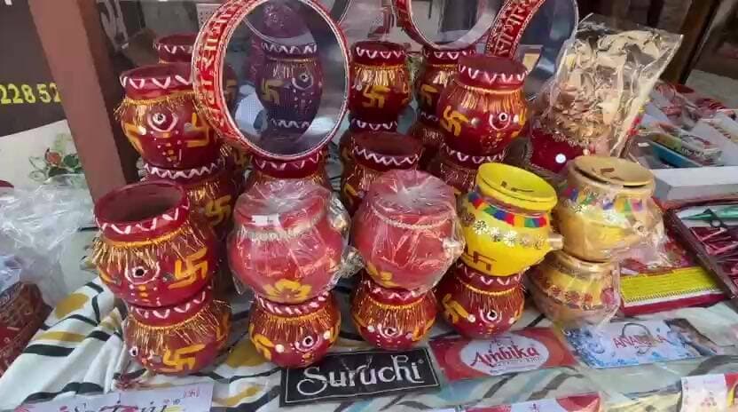पौड़ी: पौड़ी के बाजारों में करवा चौथ की रौनक लौट आई, व्यापारियों की उम्मीदें जगी