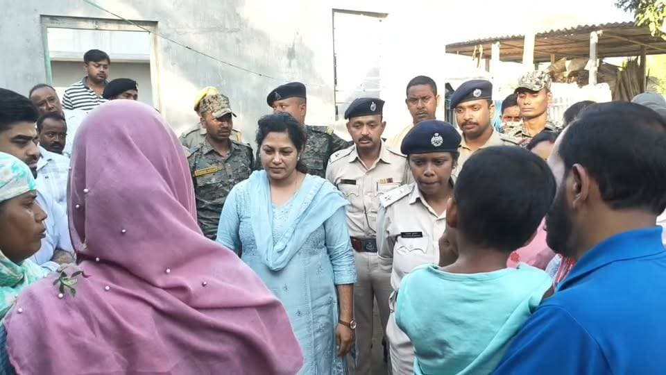 মৃ*/ত সিভিক ভলান্টিয়ারের পরিবারকে ৫ লক্ষ টাকা ও স্ত্রীকে চাকরি দেওয়া হবে বলে জানিয়েছেন সংশ্লিষ্টরা